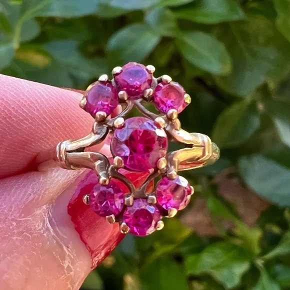 VINTAGE ART DECO SOLID 10K YELLOW GOLD SYNTHETIC RUBY CLUSTER COCKTAIL RING - Picture 9 of 16